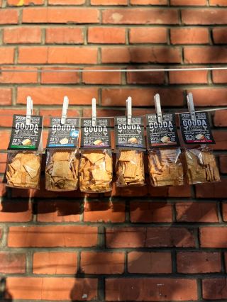 Pečlivě vypečené. Nezdravě návykové. . . . #goudasusenky #gouda #susenky #cheese #krekry #syrove #cheese #snack #luhacovice